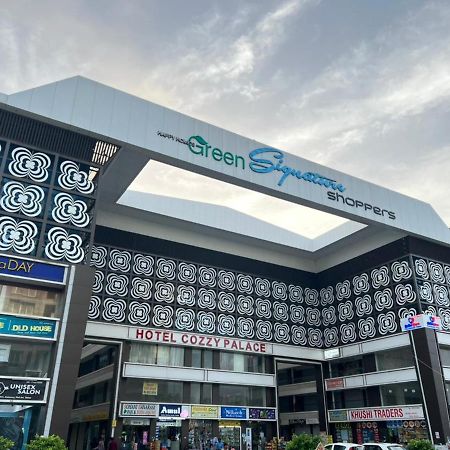 Hotel Cozzy Palace Surat Luaran gambar