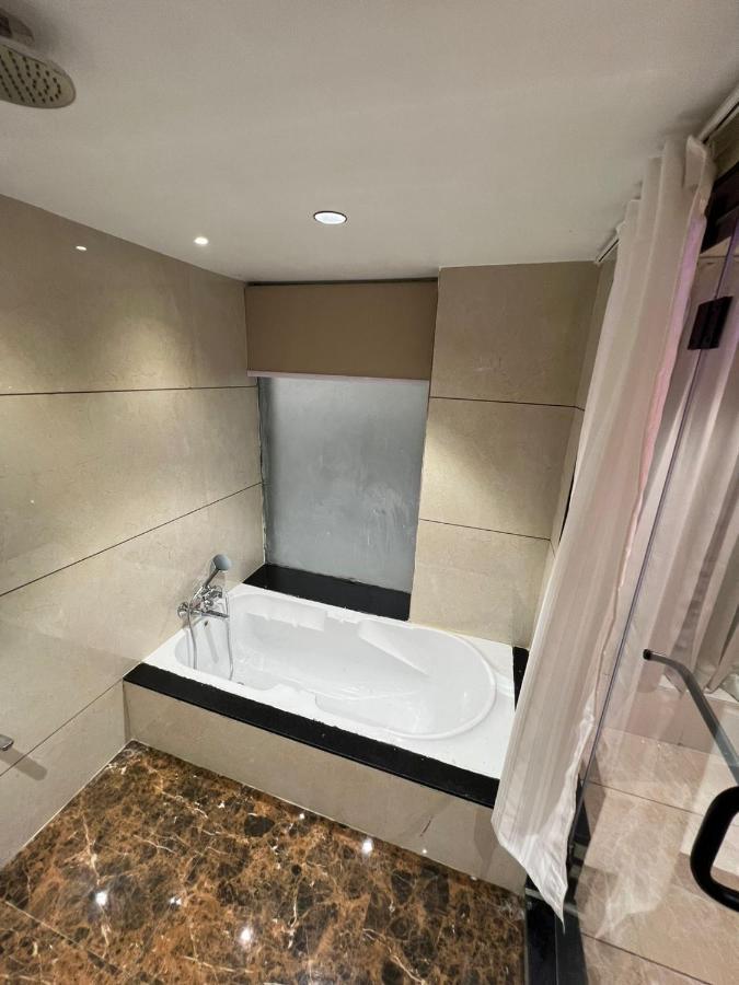 Hotel Cozzy Palace Surat Luaran gambar