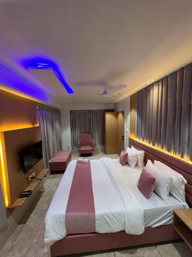 Hotel Cozzy Palace Surat Luaran gambar
