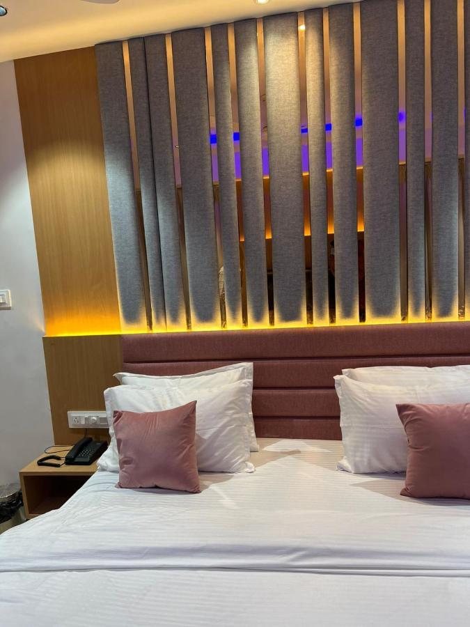 Hotel Cozzy Palace Surat Luaran gambar